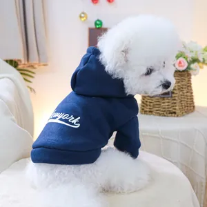 Dettaglio della felpa con cappuccio blu reale per cani con scritta Newyork in morbido cotone