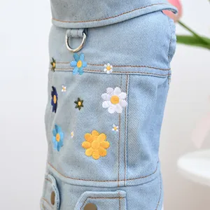 Dettaglio del gilet di jeans per cani con ricami floreali e anello a D in metallo
