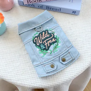Detail der hellblauen Hunde-Jeansweste mit Wild & Free Stickerei und Metall-D-Ring für Leinen