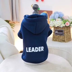 Dettaglio della felpa con cappuccio blu navy per cani con stampa LEADER bianca sul retro