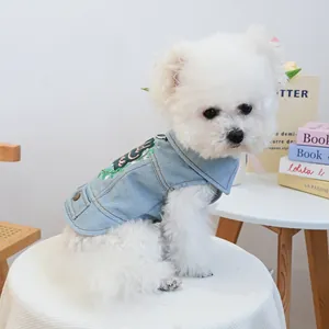 Dettaglio del gilet in denim azzurro per cani con ricamo e anello a D su Bichon
