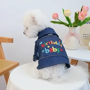 Süße dunkelblaue Denim Hundejacke mit Birthday Baby Stickerei und D-Ring für kleine Hunde