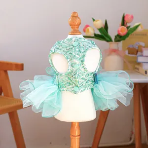 Détails de robe pour chien en tulle vert menthe avec paillettes et boutons au dos