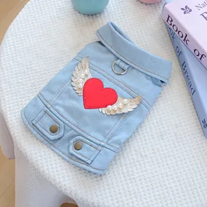 Dettaglio gilet di jeans per cani blu chiaro con cuore rosso, ali, perle e anello