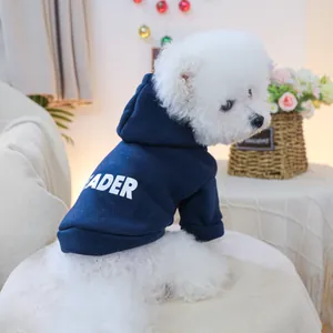 Dettaglio felpa con cappuccio blu scuro per cani con stampa ADER bianca sul retro