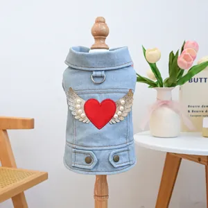 Gilet in denim per cani con cuore rosso e ali dorate su tessuto denim lavato