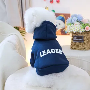 Dettaglio della felpa blu navy per cani con scritta LEADER bianca sul retro
