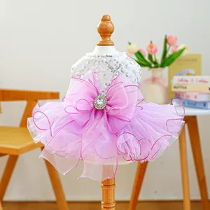 Robe de mariée lavande pour chien avec paillettes argentées et grand nœud en tulle