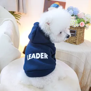 Dettaglio felpa con cappuccio blu reale per animali con stampa LEADER in cotone