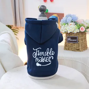 Dettaglio felpa blu reale per animali con stampa Trouble Maker e cappuccio in cotone