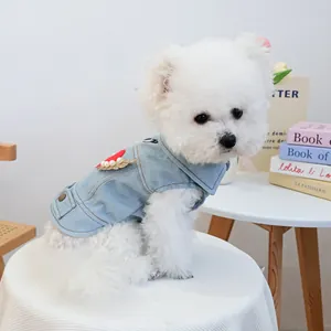 Gilet di jeans azzurro per cani con ricamo a cuore di perle rosse e anello a D in metallo per guinzaglio