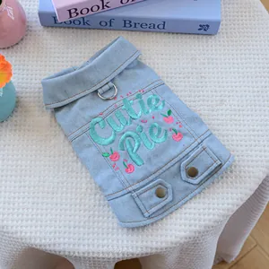 Dettaglio del gilet in denim azzurro per animali con ricamo Cutie Pie e motivi a ciliegia