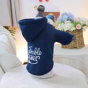 Dettaglio della felpa con cappuccio blu navy per animali con scritta Trouble Maker in bianco