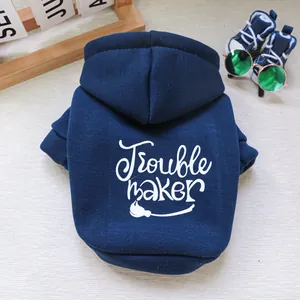 Dettaglio di una felpa blu per cani con stampa Trouble Maker e accessori di tendenza