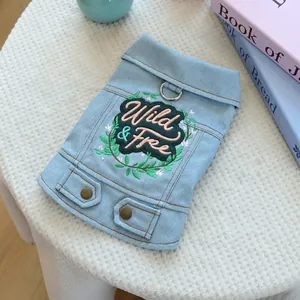 Dettaglio del gilet in denim per cani con ricamo floreale Wild & Free e anello a D