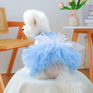 Détail d'une robe bleue pour animaux avec jupe en tulle et un nœud en organza blanc
