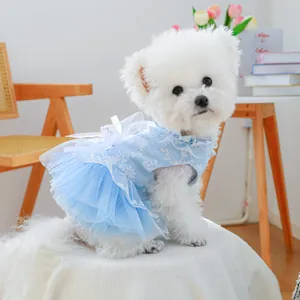Détail de la robe tutu bleu clair pour chien avec broderie florale et nœud en maille filet