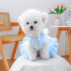 Détail de la robe en tulle bleu clair pour chien avec broderie florale et col en dentelle