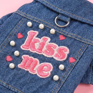 Hunde-Jeansweste in Blau mit pinkfarbenem Kiss me Stickerei und Perlenverzierung