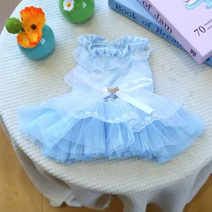 Détail de la robe tutu bleu clair pour chien avec col en dentelle et nœud en satin blanc