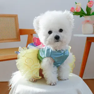 Détail d'une robe pour chien avec gilet en satin et jupe en tulle rose et jaune