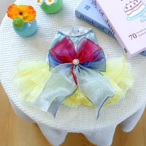 Détail de la robe de princesse pour chien style Blanche-Neige avec tutu jaune et noeud