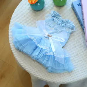 Détail de la robe tutu bleu clair pour chien avec nœud blanc et jupe en tulle