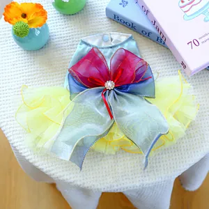 Détail d'une robe de princesse pour chien bleue et rouge avec nœud en organza et jupe en tulle