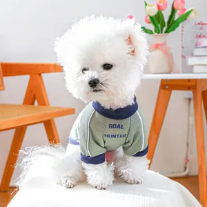 Dettaglio del gilet per cani in mesh traspirante con stampa Goal Hunter e bordi blu