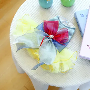 Détail du tutu en maille multicouche et nœud en perles et strass sur robe de princesse