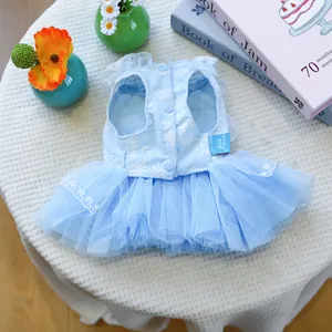 Détail d'une robe fleurie bleu clair pour animaux avec jupe en tulle et col en dentelle fine