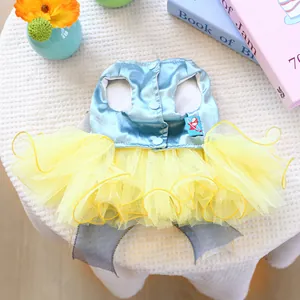 Détails de la robe pour chien en satin bleu et tutu en tulle jaune avec des boutons