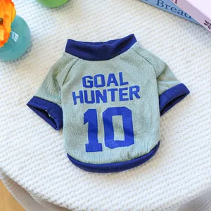 Dettaglio del gilet grigio per cani con stampa Goal Hunter 10 su sfondo bianco