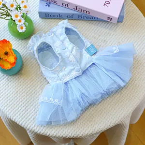 Détail d'une robe bleu clair pour animal avec broderie florale et jupe en tulle résille