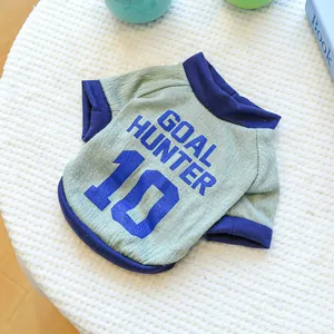 Dettaglio del gilet sportivo per cani con stampa Goal Hunter 10 su maglia morbida