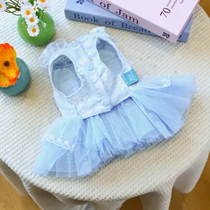 Détail de robe tutu bleu clair pour chien avec broderie florale et couches de tulle