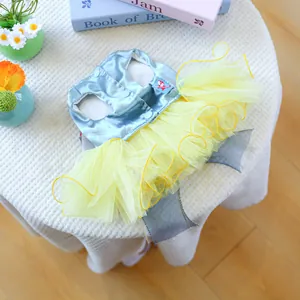 Détail de robe satin bleu clair pour chien avec jupe en tulle jaune multicouche