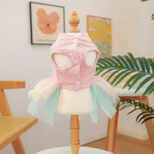 Vue détaillée d'une robe rose pour animaux avec jupe en tulle mesh arc-en-ciel colorée