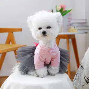 Dettagli del grazioso vestito per animali, top a costine rosa e tutu in tulle per cani.