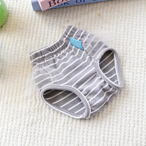 Dettaglio di pantaloni per cani a righe grigie con pizzo bianco e fascia elastica in vita