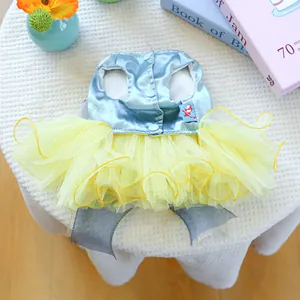 Détail de robe de princesse pour chien avec tutu en tulle jaune et haut en satin bleu