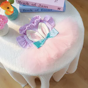 Robe mignonne pour chien avec jupe en tulle rose et haut violet aux oreilles de lapin
