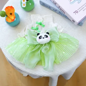 Süßes Hundekleid aus Tüll mit süßem Panda Plüsch und grüner Schleife für kleine Welpen.