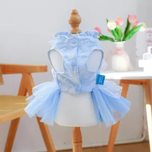 Détail de la robe tutu bleu clair pour chien avec broderies fleurs et maille filet