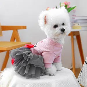Bellissimo abito invernale per cani con top a coste rosa e gonna in tulle grigio per cani piccoli.