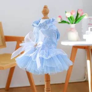 Détail de la broderie et du nœud en tulle avec perle sur une robe bleue pour chien