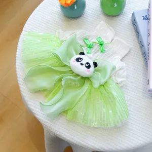 Detailansicht eines niedlichen Haustier-Tüllkleids mit grünen Pailletten und Plüsch-Panda.