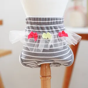 Dettaglio dei pantaloni a righe per animali con tulle bianco e piccoli fiocchi colorati
