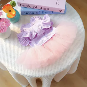 Détail d'une robe pour chien à rayures lilas avec volants et jupe en tulle rose