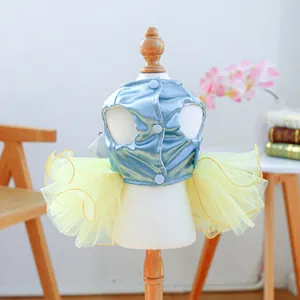 Détail de robe de princesse pour chien avec corsage en satin bleu et tutu en tulle jaune
